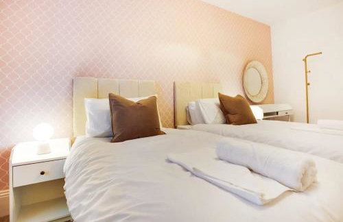 NEW! Luxurious Cottage in Durham by Stay With Us, Ideal for Large Groups & Families, Hot Tub, Sleeps 10! - Foto 6