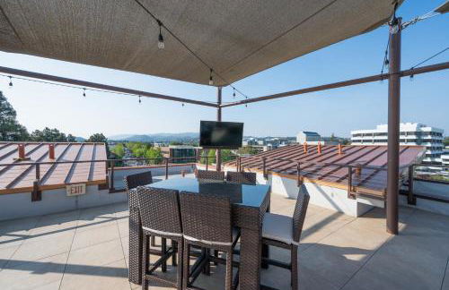 Elevator-Work Here-Gig WiFi-King Bed-Laundry in unit - Foto 53