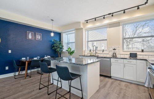 Upscale King Bed Suite with Full Workspace and Free Parking - Foto 16