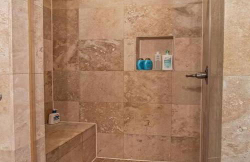 Bright & Modern Home with Patio - Foto 8