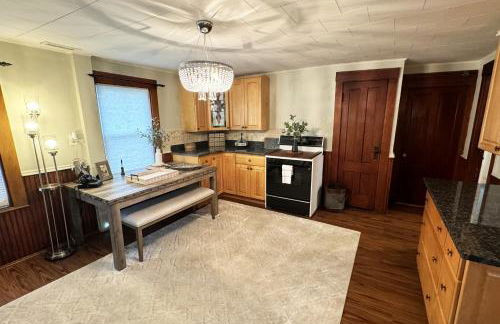 Large, Comfortable & Conveniently located Home - Foto 29