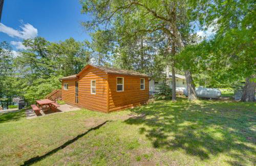 Lakefront Cabin with Dock, Fire Pits in Danbury! - Foto 32