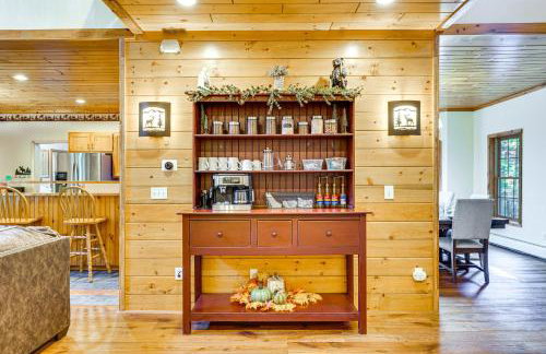 Private Deck and Fire Pit Adirondack Family Home - Foto 8