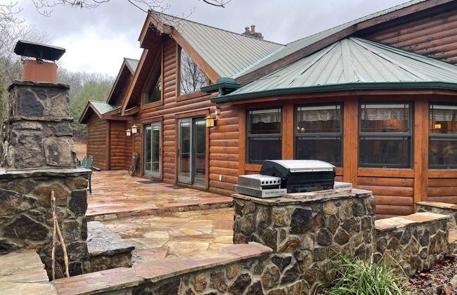 Deluxe log cabin! Pet and motorcycle friendly - enjoy nature with family and friends! 3 Bedroom Cabin by RedAwning - Foto 23