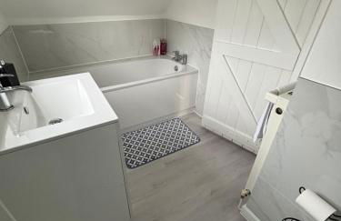 The Corner House, 36, Broadway Road, - Foto 12