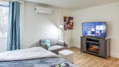 Studio w/ King Bed near Dwtn - Photo 4