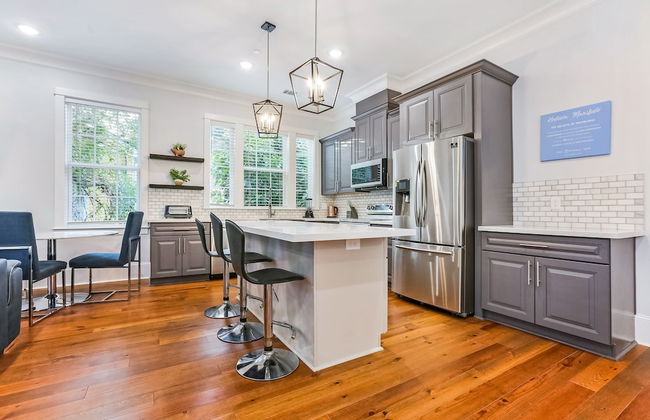 Spacious 5BR Urban Retreat with Balcony & Pool - Foto 26