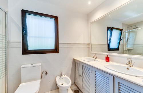 Villa in Marbella with golf views - Photo 37