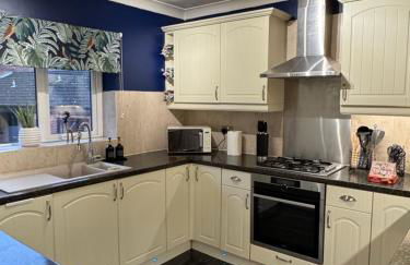 Cherry Blossom Apartment - 3 bed, parking, garden - Photo 16