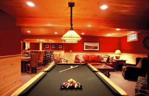 Upscale Fryeburg Cabin Hot Tub and Billiards Table! - Foto 12