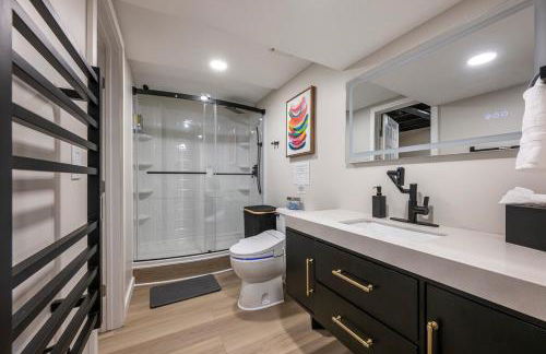 Modern Luxe 3B2B - Hot Tub - Game Room - EV Charger - Walk to Downtown LS - Foto 35