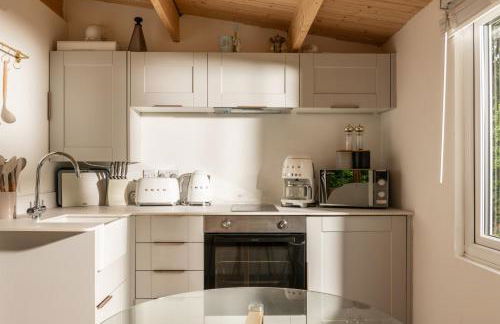 Copperbeech Hut - Romantic Hideaway with a Private Hot Tub - Photo 9