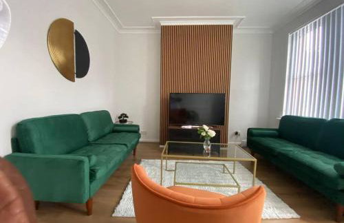 3-Bed House Near M1 & Meadowhall with Free Parking - Foto 2