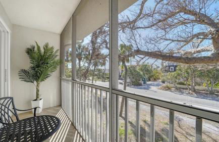 Walkable to Beach, Restaurants, Entertainment! - Photo 25