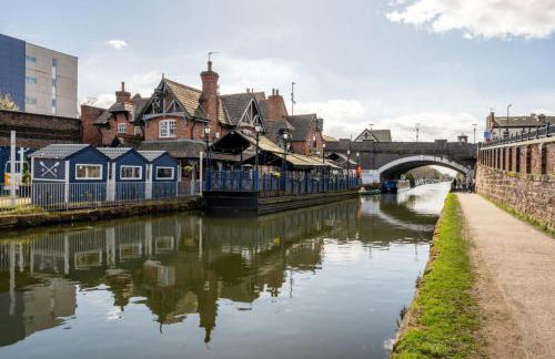 Luxury 2 Bed Apartment, Sleeps 6 with Sofa bed, Close to Sale Town & Tram Station - Photo 17