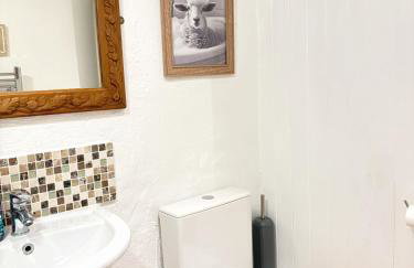 Cosy Cotswolds Cottage Farm Stay - Shepherds Rest - Photo 43