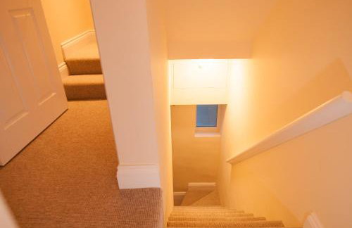 The Wellington - Stylish 3-Bedroom House, Sleeps 8, Ideal for Professionals - Photo 45