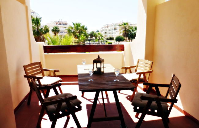 Beautiful 2 Bedroom 2 Bathroom Apartment With Pool - Photo 22