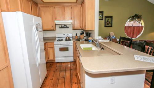 Brown Bear's Den - Spacious condo within walking distance to all Big Bear has to offer! - Foto 5, stove