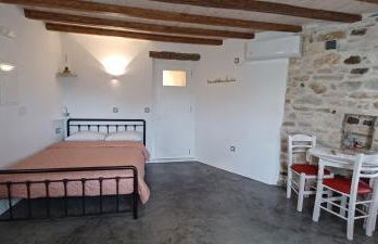 Hatzanario Apeiranthos - Photo 15