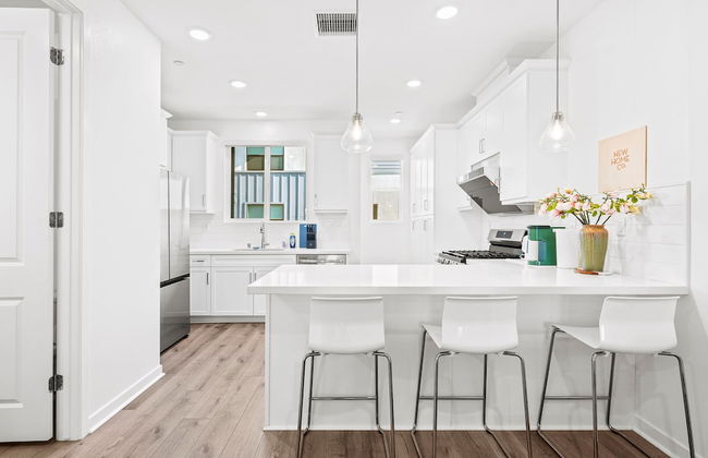 Chic Modern Retreat With Stunning Views - Photo 2