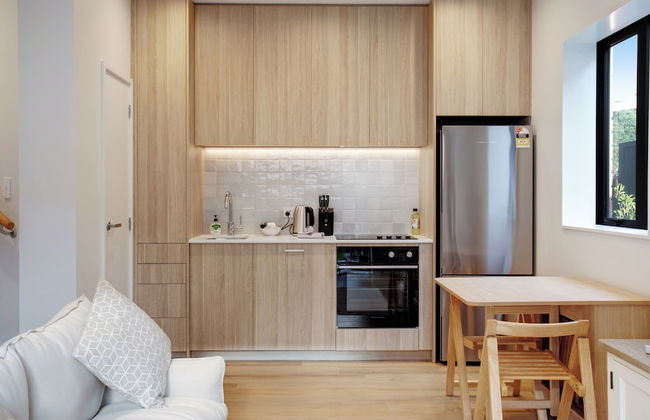 Urban Vogue Escape with Parking- Air-con - Photo 10