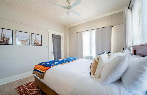 Work Desk- FirePit-Pool-Steps to UofA - Foto 10