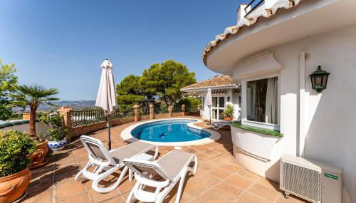 Villa with private swimming pool - Photo 2