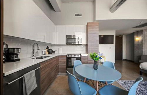 Beautiful Downtown Apartment with Parking, Laundry, & Pool - Photo 8