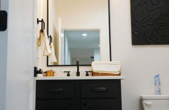 New Luxury 5BR 7BD Home Near Airport, Sleeps 10 plus - Foto 18