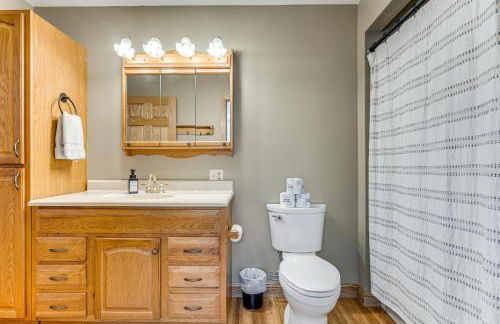 Shady Point Retreat with Hot Tub and Pickleball! - Foto 14