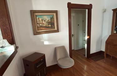 Charming 1920s Retreat Modern Kitchen 5 minutes to Dining and Med District - Foto 41