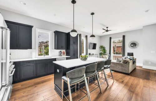 Luxury and Spacious Home with Private Garage and Fire Pit - Foto 8