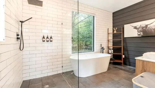 Modern Farmstay Cabin with Friendly Animals, Pond Views & Nature Trails Near Cedar Creek, Texas - Foto 4