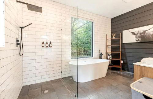 Modern Farmstay Cabin with Friendly Animals, Pond Views & Nature Trails Near Cedar Creek, Texas - Photo 4