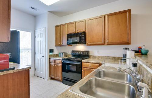 Inviting High Point Townhome with Patio and Privacy! - Foto 13