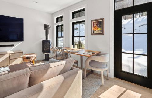 New & Modern Townhouse Close to Skiing, Brand New Hot Tub - Photo 14