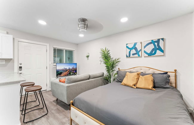 Chic West Downtown Studio w Washer Dryer - Foto 22