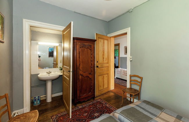 Spacious Holiday Home With Garden - Photo 22