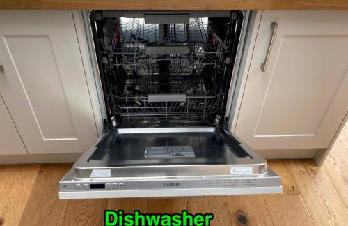 Cozy 4-Bed with Garden in Trendy Stoke Newington - Pass the Keys - Foto 27