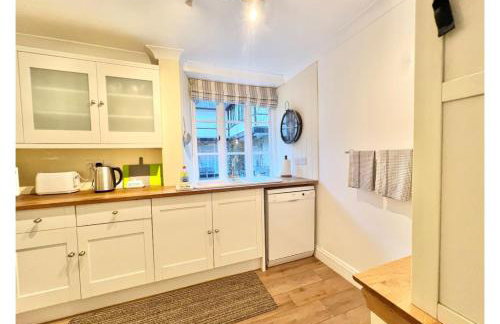 Sheplegh Court Charming Cottage and Pools within Stunning Grounds - Photo 3