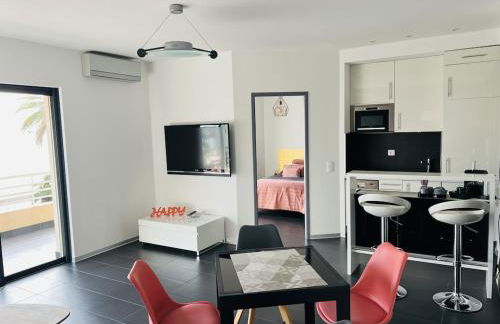 T2 Front de Mer 2pers 1 minute de la plageT2 de 44 m2 plus terrasse 16m2 , vue mer panoramique et en face de la plage Cet appartement refait à neuf bénéficie d'un confort et d un équipement optima Cet appartement est idéal pour 2 personnes avec sa chamb - Foto 3