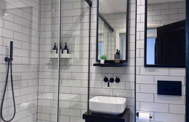 Central 2-Bed Apartment with Balcony & Parking - Foto 6