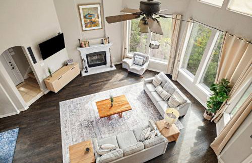 Lake Travis Family Retreat with Theater Game Room and BBQ 7 min from Marina - Foto 3