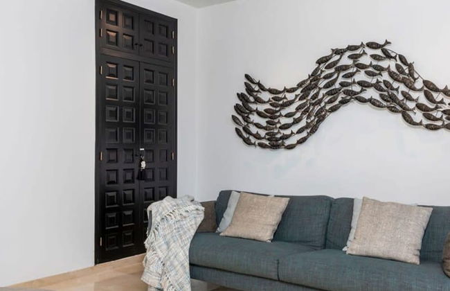 Relax in Luxury at This Stunning Seaside Villa - Photo 17