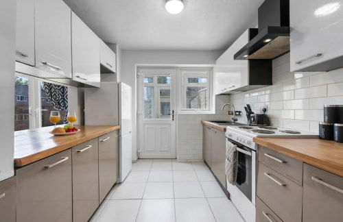 Practical Stays for Serious Workdays - Foto 14