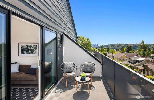 Seattle Charm, near university,3 BR,W&D, fast wifi - Photo 12