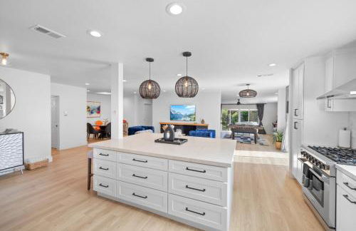 NEW Lux 5BR Villa Near Disney, Knotts, LA, OC with Hot Tub & Games - Photo 31