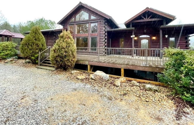 A true log cabin with 360 degree mountain views - Pet and Motorcycle friendly! 5 Bedroom Cabin by RedAwning - Foto 1