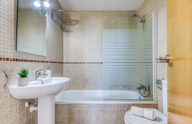 Charming Apartment With Patio - Photo 19